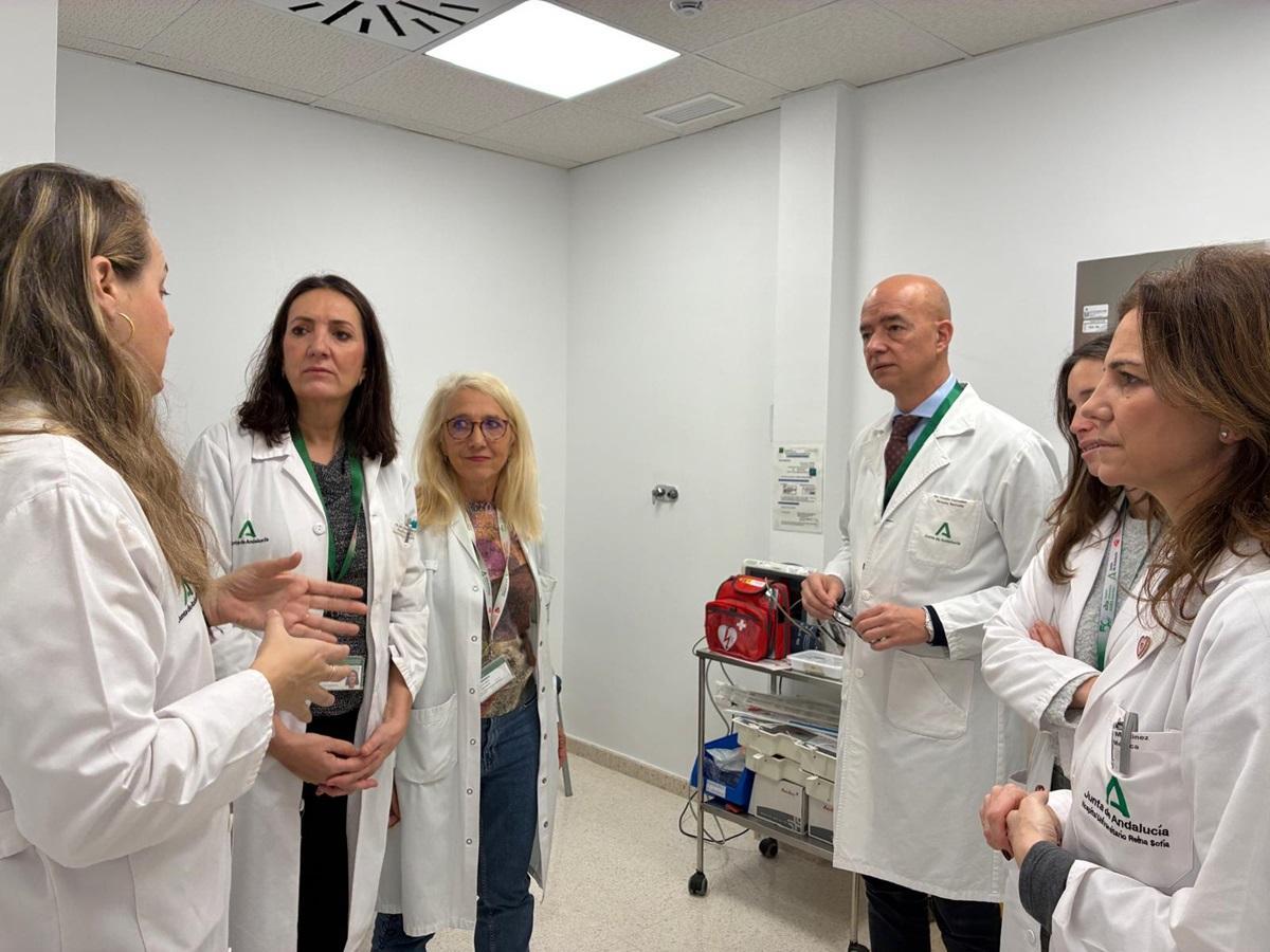 Equipo directivo y profesionales de Alergología e Inmunología visitan el hospital de día.
