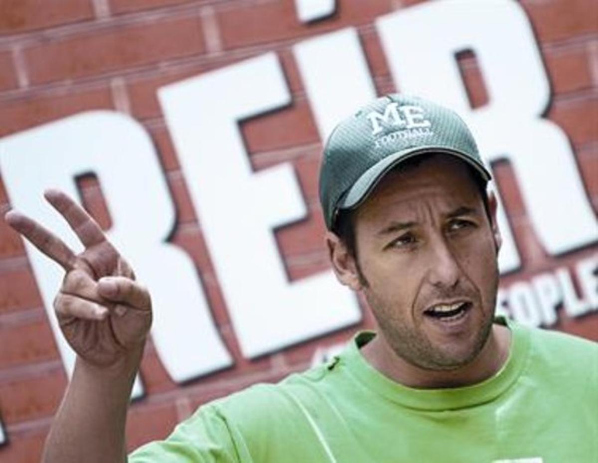 L’actor Adam Sandler fa el gest de la victòria, ahir a l’Hotel Villamagna de Madrid. L’actor Adam Sandler fa el gest de la victòria, ahir a l’Hotel Villamagna de Madrid.