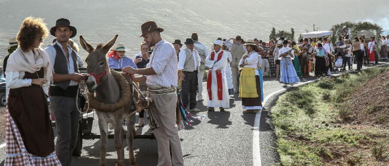 La Vega de Tetir se llenó de famlias de todos los pueblos cercanos para disfrutar de la romería de San Andrés.