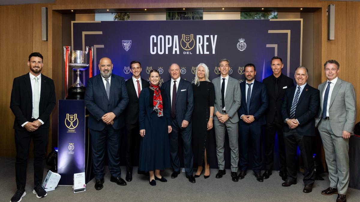 El presidente del Mallorca, accionistas, consejeros y directivos, junto a los representantes de las instituciones posan anoche antes de la cena con la delegaci´n del Athletic y los miembros de la RFEF