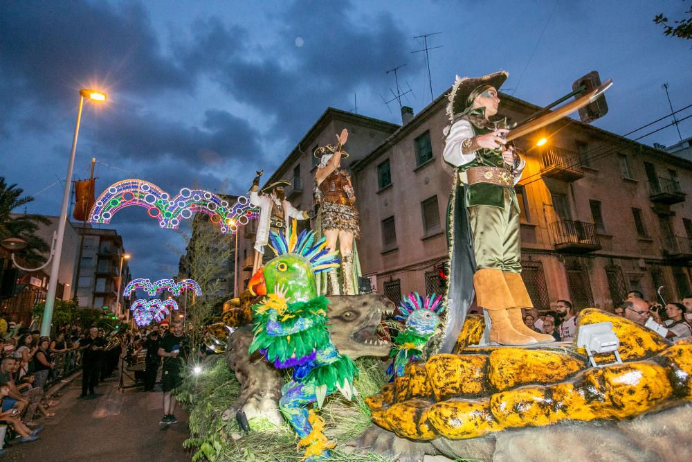 El espectáculo recrea la conquista de la isla de Tortuga con un boato de casi 400 personas, animadas danzas y guiños a la historia