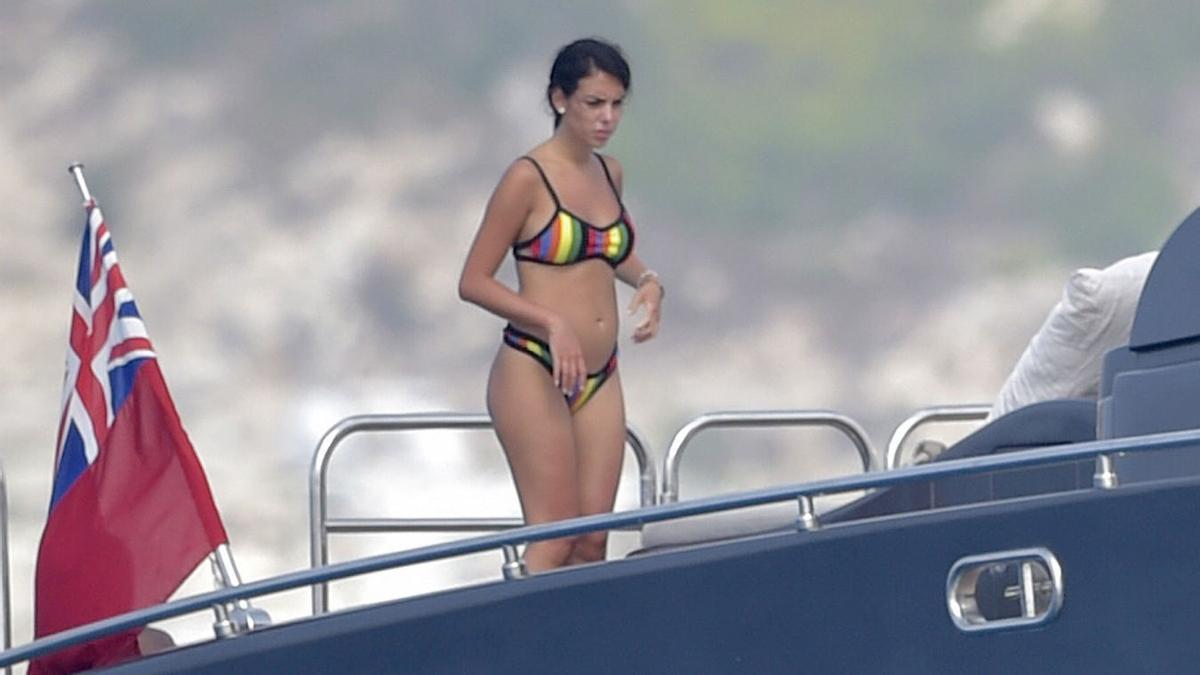 Georgina Rodriguez, en bikini a rayas