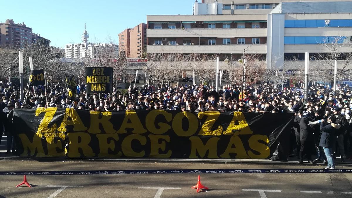 Una gran pancarta en la que se lee &quot;Zaragoza merece más&quot; preside la protesta