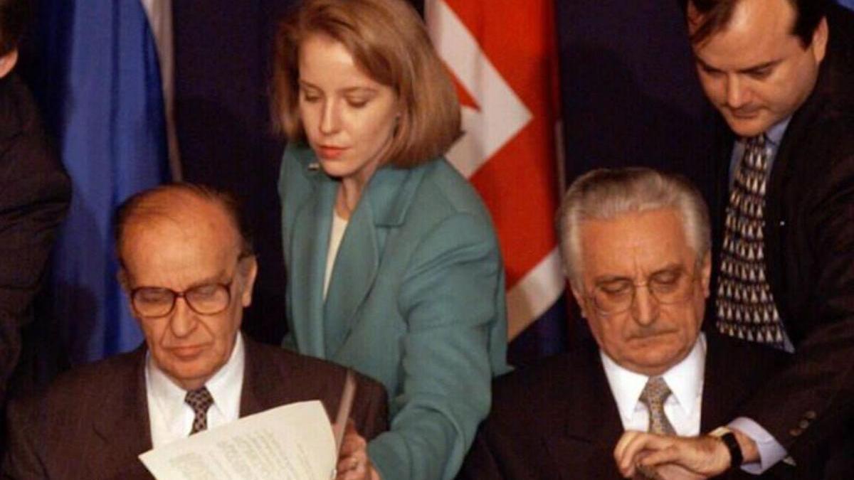 El president bosnià, Alija Izetbegovic, i el seu homòleg croat, Franjo Tudjman, durant la firma de l’acord. | DAVID LONGSTREATH