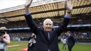 Fallece Arsenio Iglesias, extécnico de Deportivo de la Coruña. En la foto, Arsenio Iglesias, de 85 años, en el homenaje que recibió en Riazor en mayo pasado. 