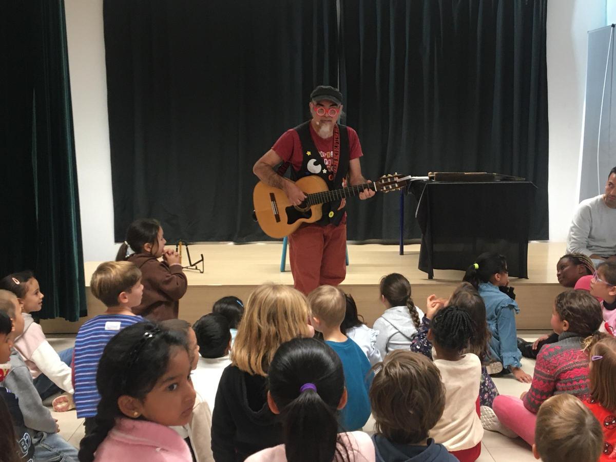 Dani Miquel va acompanyar a l'escola durant la jornada.