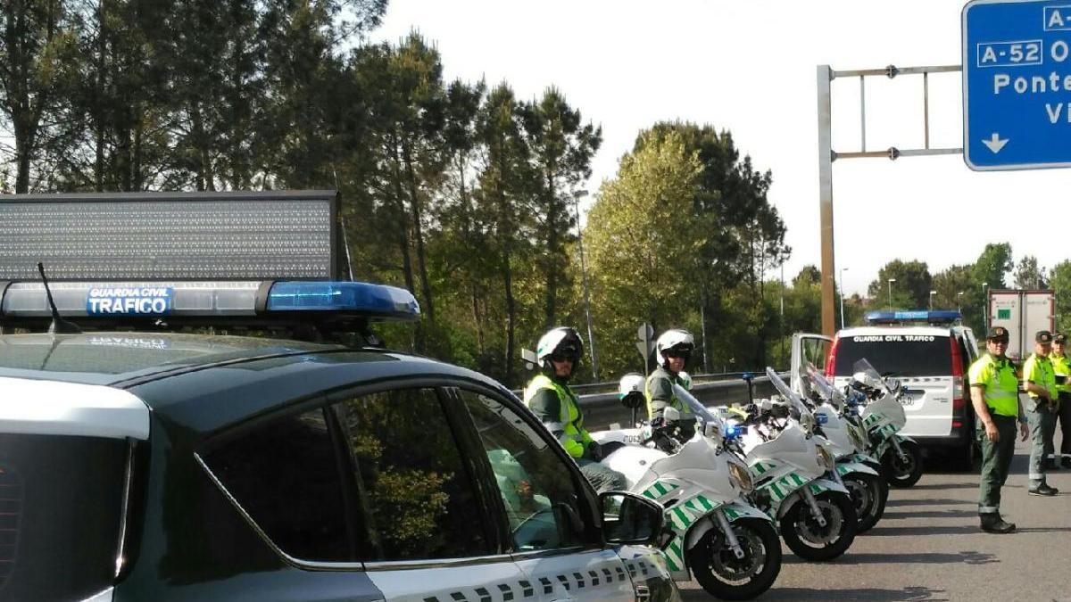 Un control de tráfico de la Guardia Civil en la A-52. // G.C.