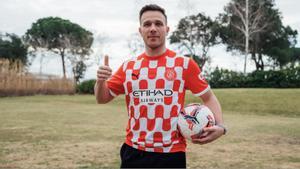 Arthur posa con la camiseta del Girona.