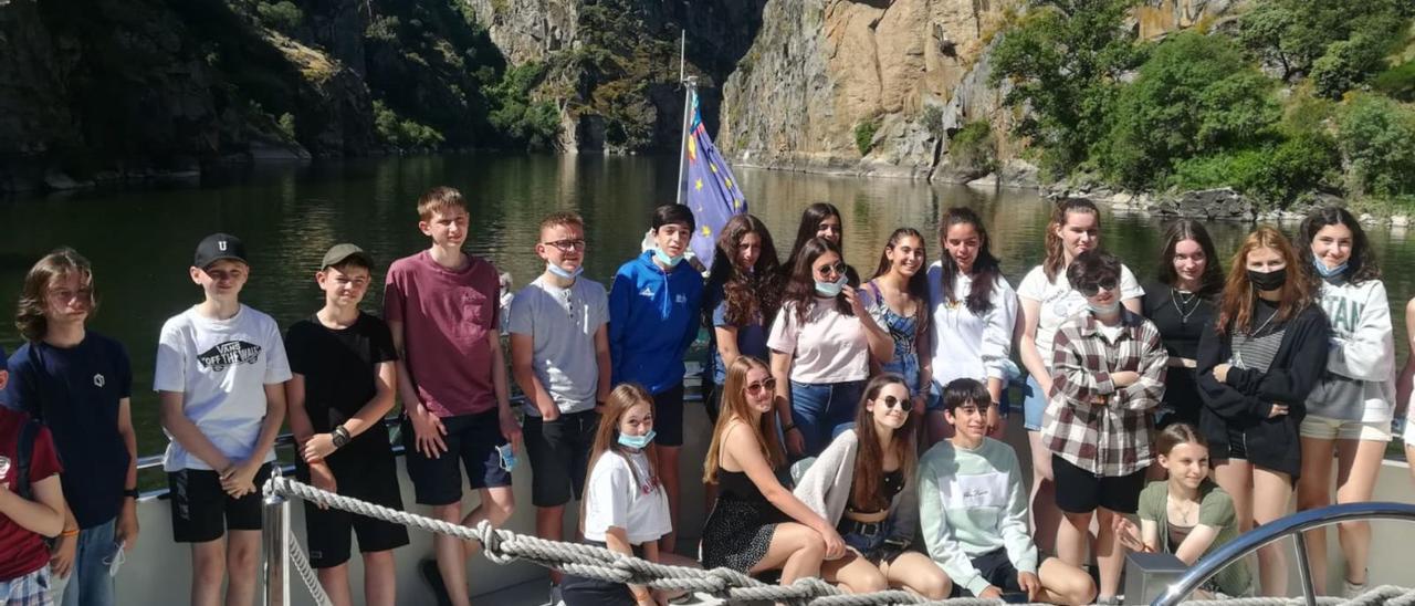 Estudiantes zamoranos y eslovacos, durante la excursión en barco que realizaron por los Arribes del Duero. | Cedida