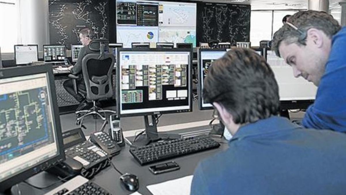 El centro de control de Lleida, ayer, en plena gestión de la crecida.