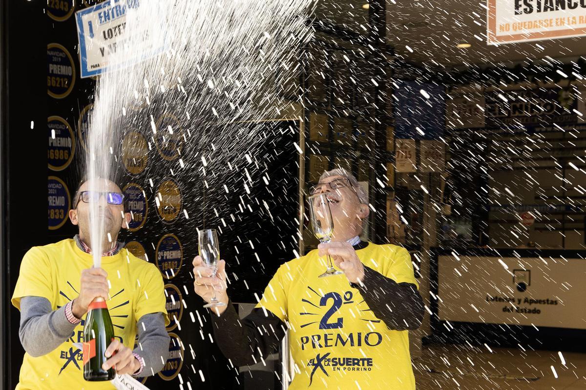 Andrés y benjamín Martinez, propietarios de la administración de Loterías de O Porriño, celebran haber repartido parte del segundo premio