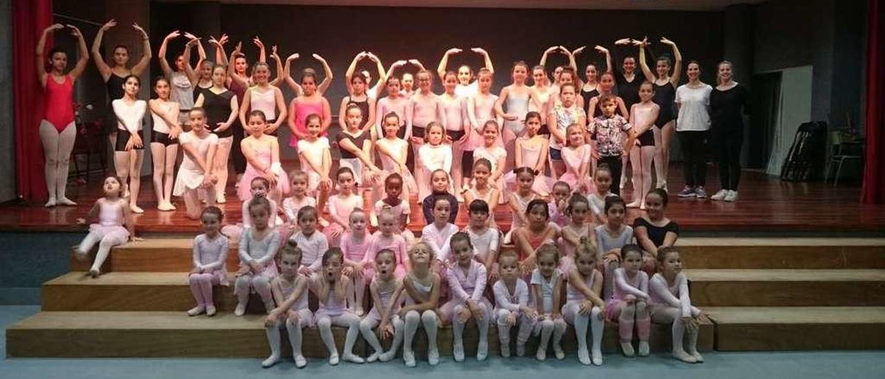 Las alumnas de A Saleta, al terminar el ensayo general de ayer en el auditorio de Meis. // Cedida