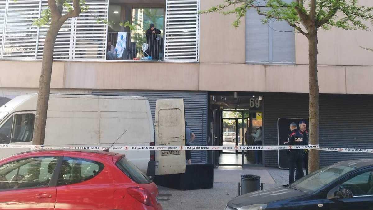 Dos mossos a la porta de lhabitatge, aquest dimarts.