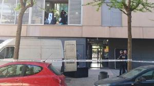 Dos mossos a la porta de lhabitatge, aquest dimarts.