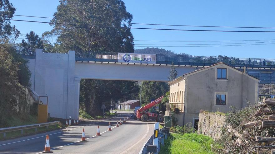 El impresionante cambio del puente del tren que da la bienvenida a la villa de Vegadeo: &quot;Sorprende el resultado&quot;