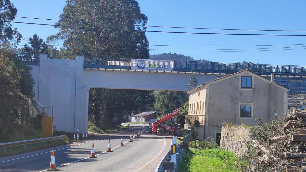 El impresionante cambio del puente del tren que da la bienvenida a la villa de Vegadeo