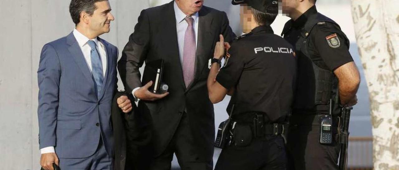 Rafael Spottorno, exjefe de la Casa Real, exige cobertura policial tras ser increpado ante el juzgado. // Efe