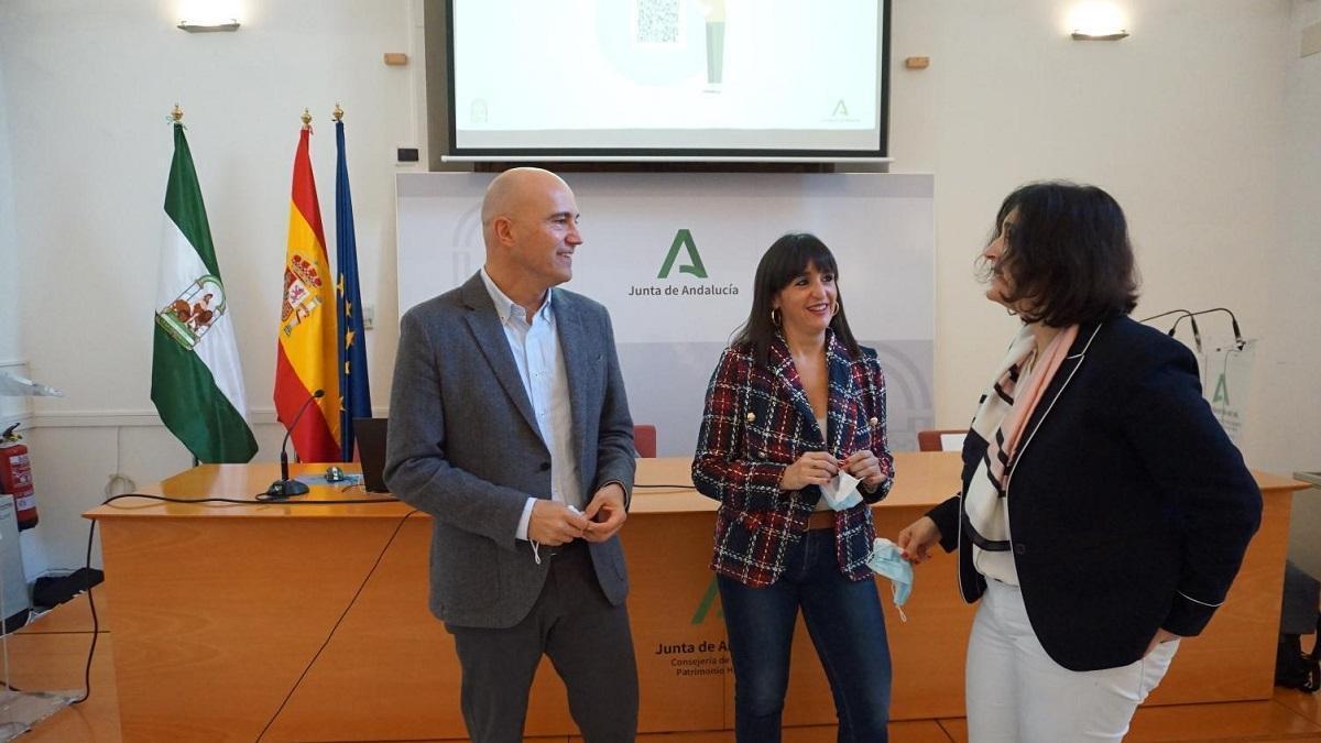 De izquierda a derecha, el director general de Formación, Joaquín Pérez, la delegada de Empleo, Carmen Martínez, y la jefa de servicio de Formación para el Empleo, Emilia Pulido.