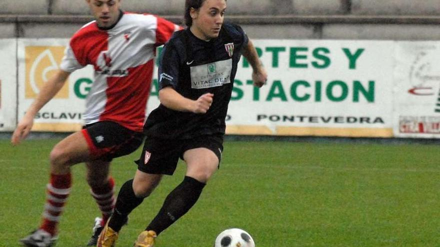 Hugo Soto, con la camiseta del Arosa, persigue a un rival.