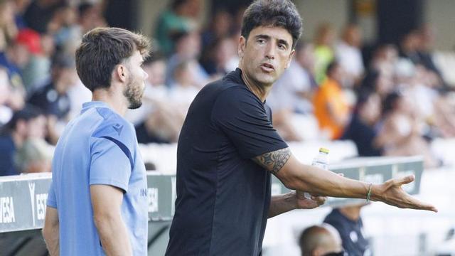 Íñigo Vélez, en la banda, durante el partido amistoso ante el Johor disputado en el estadio Cartagonova. | IVÁN URQUÍZAR