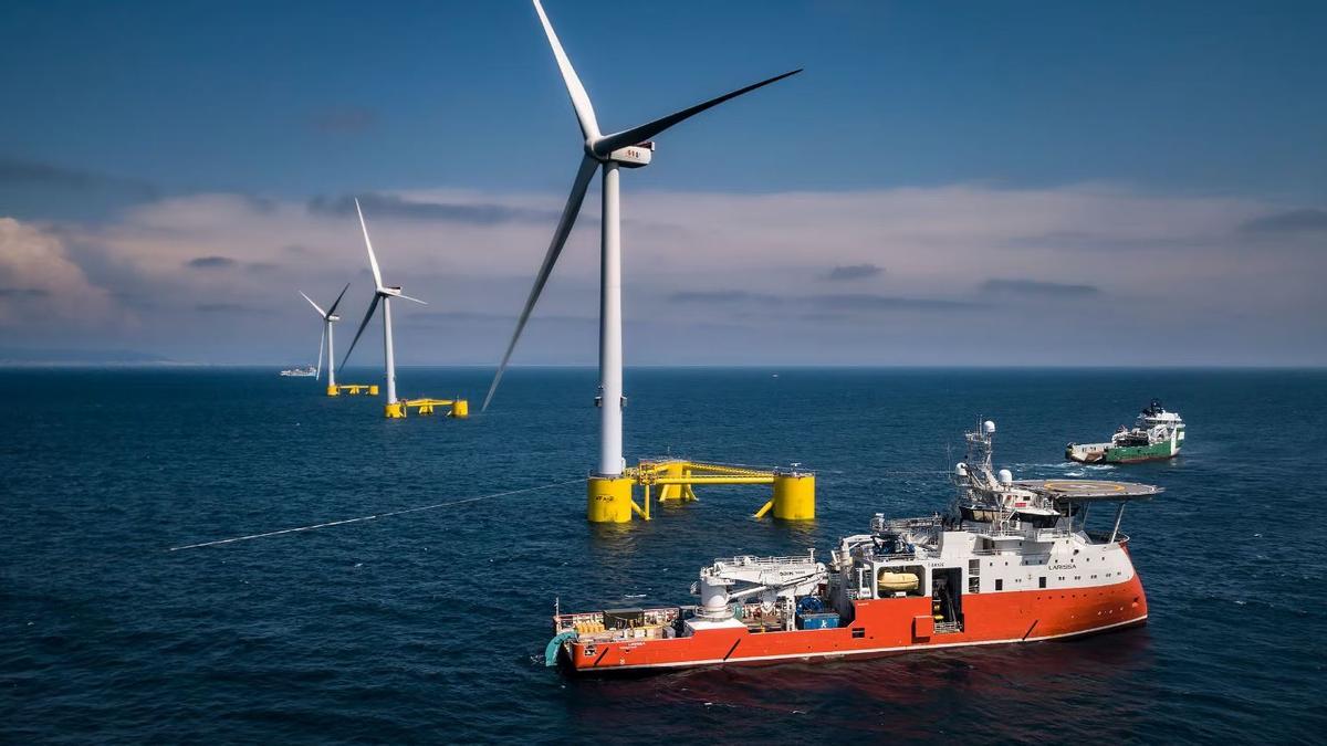 Trabajos de buques &quot;offshore&quot; en el parque eólico marino Kincardine, frente a la costa de Aberdeen (Escocia).