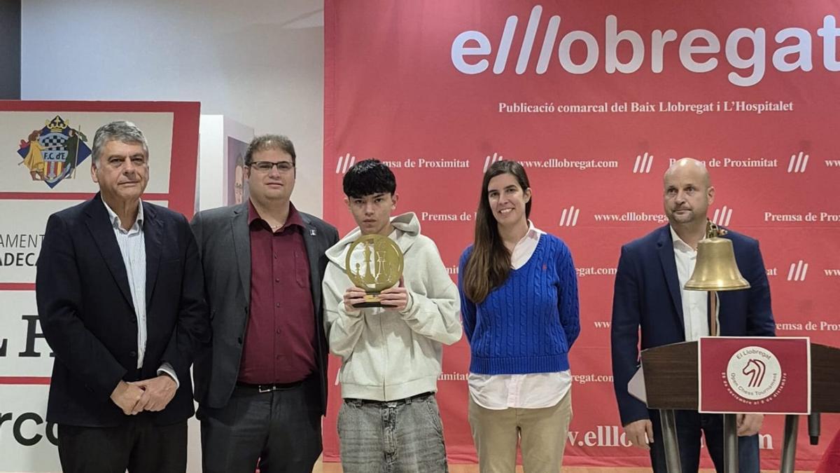 Francisco Fiorito con el trofeo conseguido en el Llobregat Chess Open.