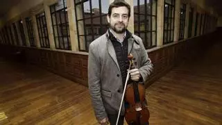 Los músicos de la Orquesta de la Universidad salen en apoyo de su director