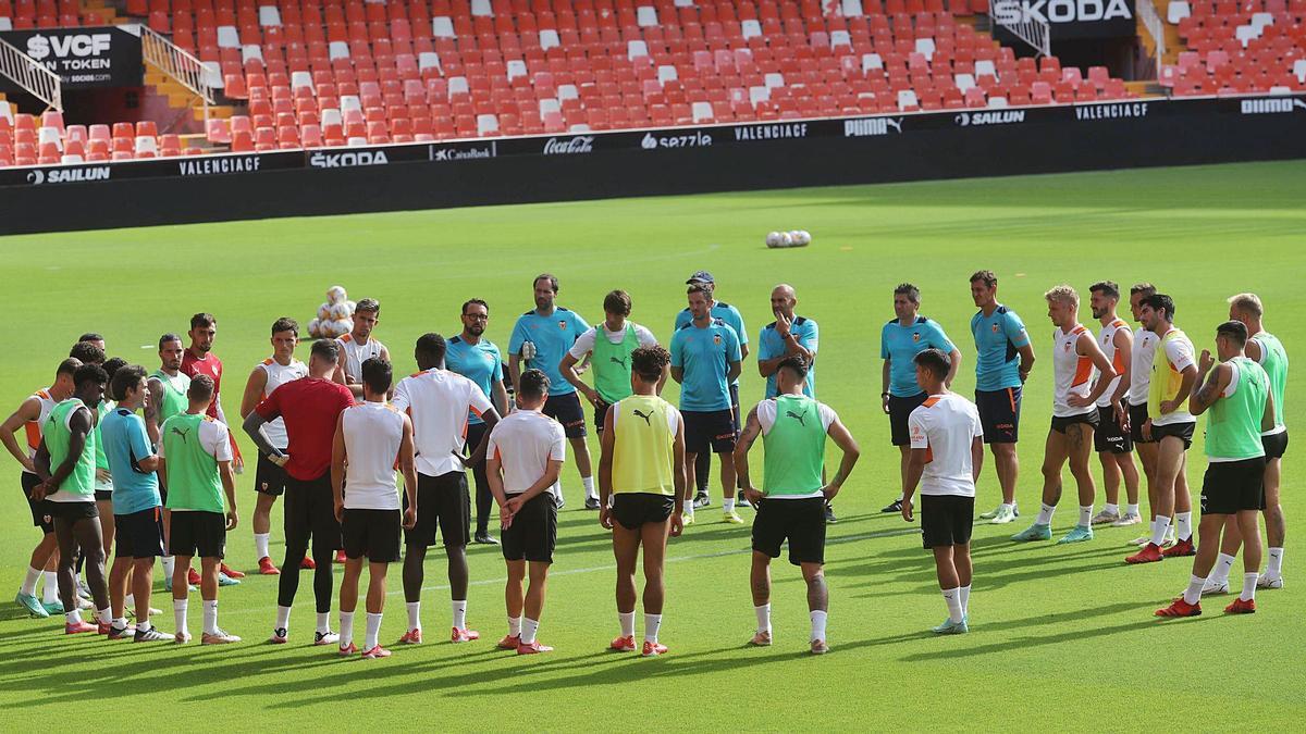 Bordalás dirige la charla
a sus jugadores, antes de la
sesión en Mestalla.  j.m.lópez