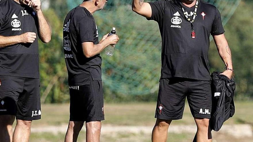 Mohamed gesticula en un entrenamiento en A Madroa. // Marta G. Brea