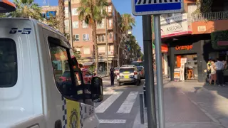 La Policía Local de Torrevieja se emplea a fondo para sancionar a los coches de la calle Ramón Gallud y agilizar el tráfico en el centro