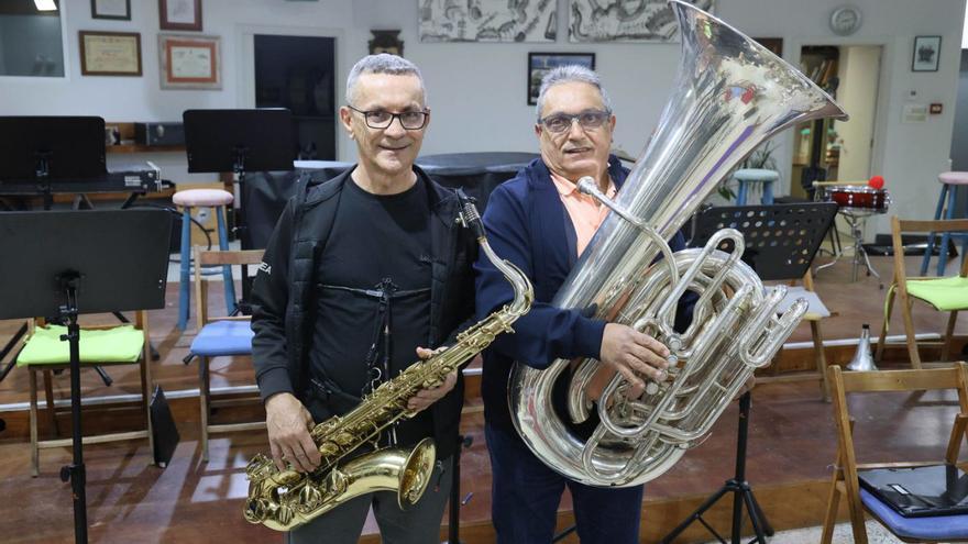 Álvaro Iglesias y Marcelino Figueroa, con sus instrumentos, en el local de ensayo.