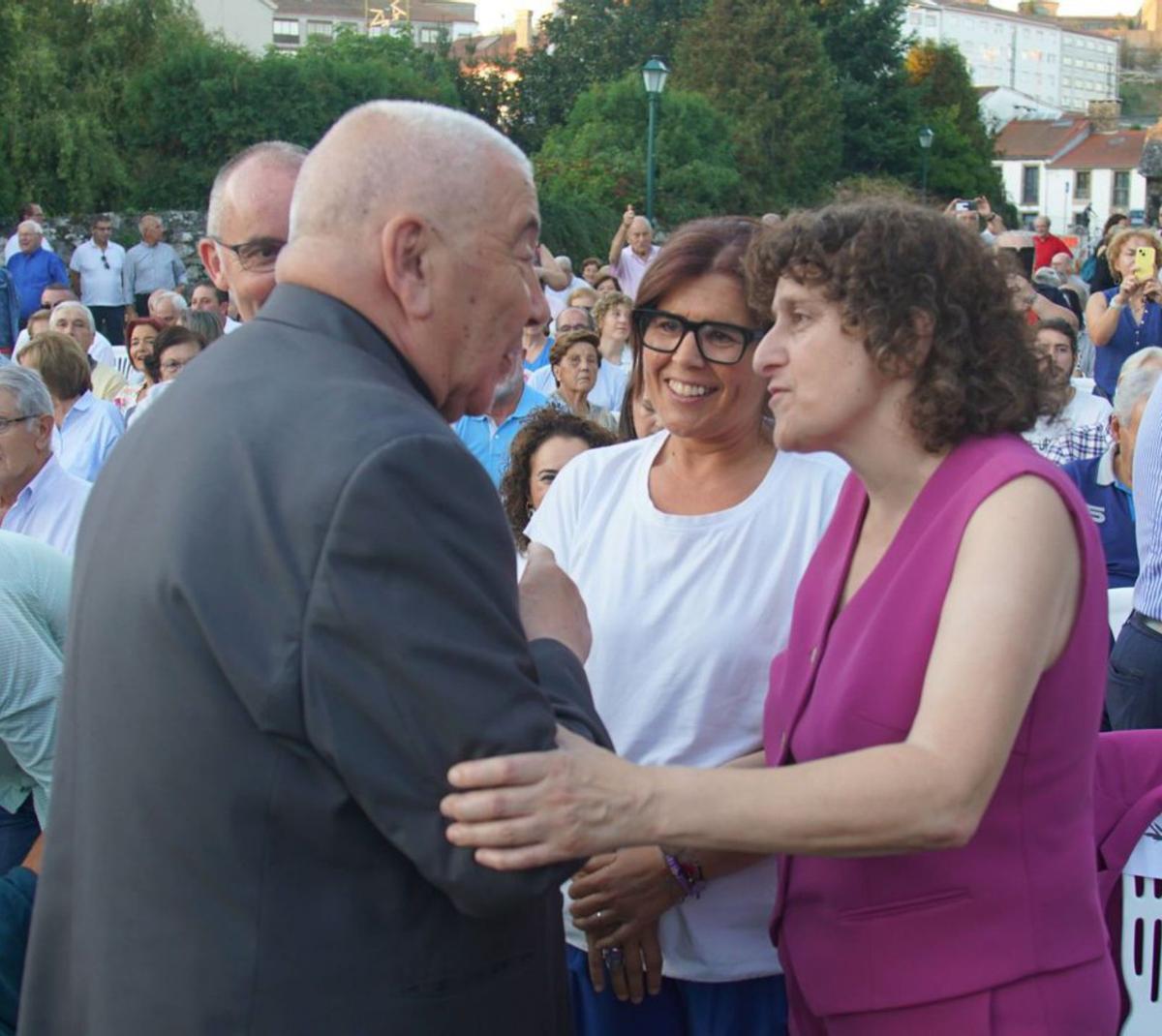 Saludo entre el homenajeado y la alcaldesa de Santiago / jesús prieto
