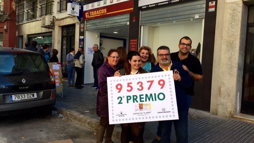 Foto de los responsables de la administración de Loterías de la calle Lagunillas de la capital, que ha vendido el 2º premio de la Lotería del Niño.