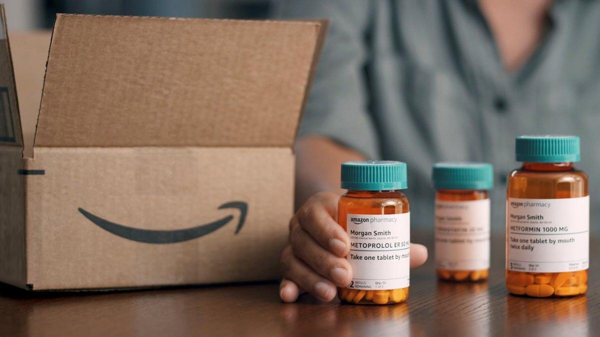 Medicamentos, junto a una caja de envíos de Amazon, en Estados Unidos.