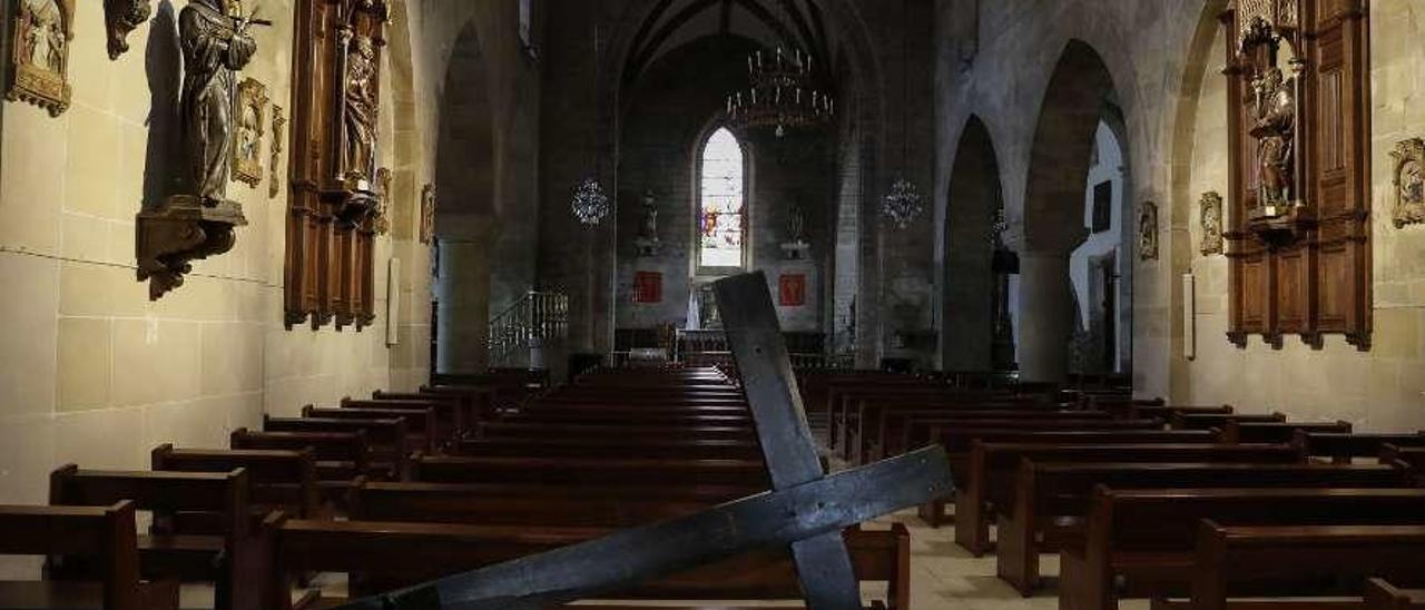 La iglesia de San Nicolás de Bari, ayer, con una gran cruz tumbada en primer término.