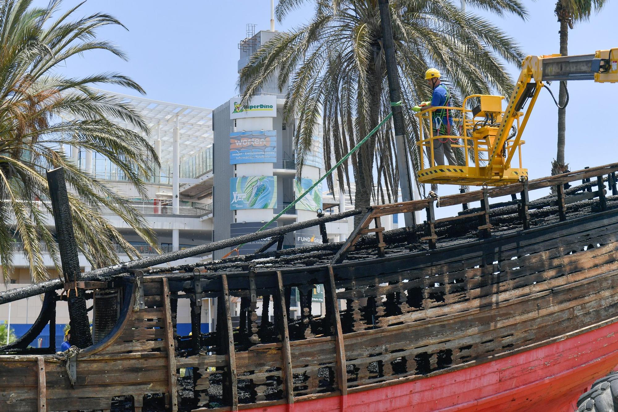 Arde la réplica de 'La Niña' en el Parque de Santa Catalina