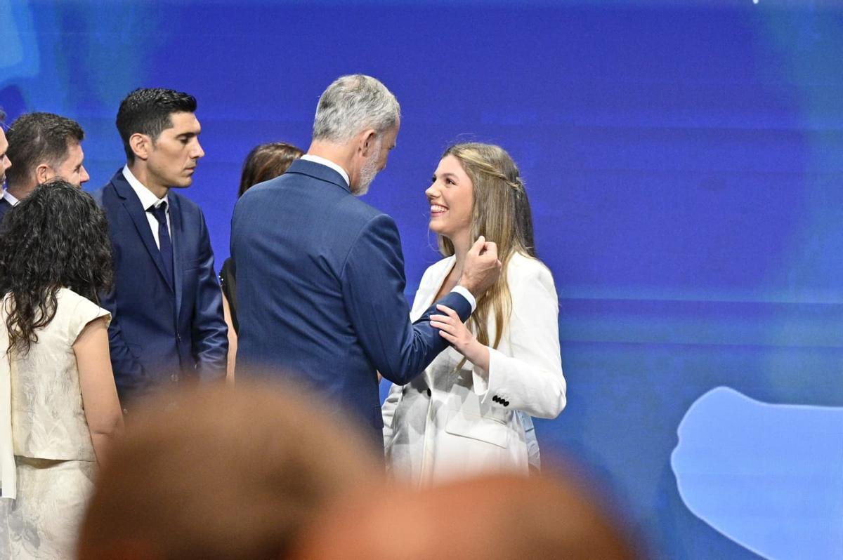 El rey Felipe IV arropa a la infanta Sofía en su primer discurso oficial.