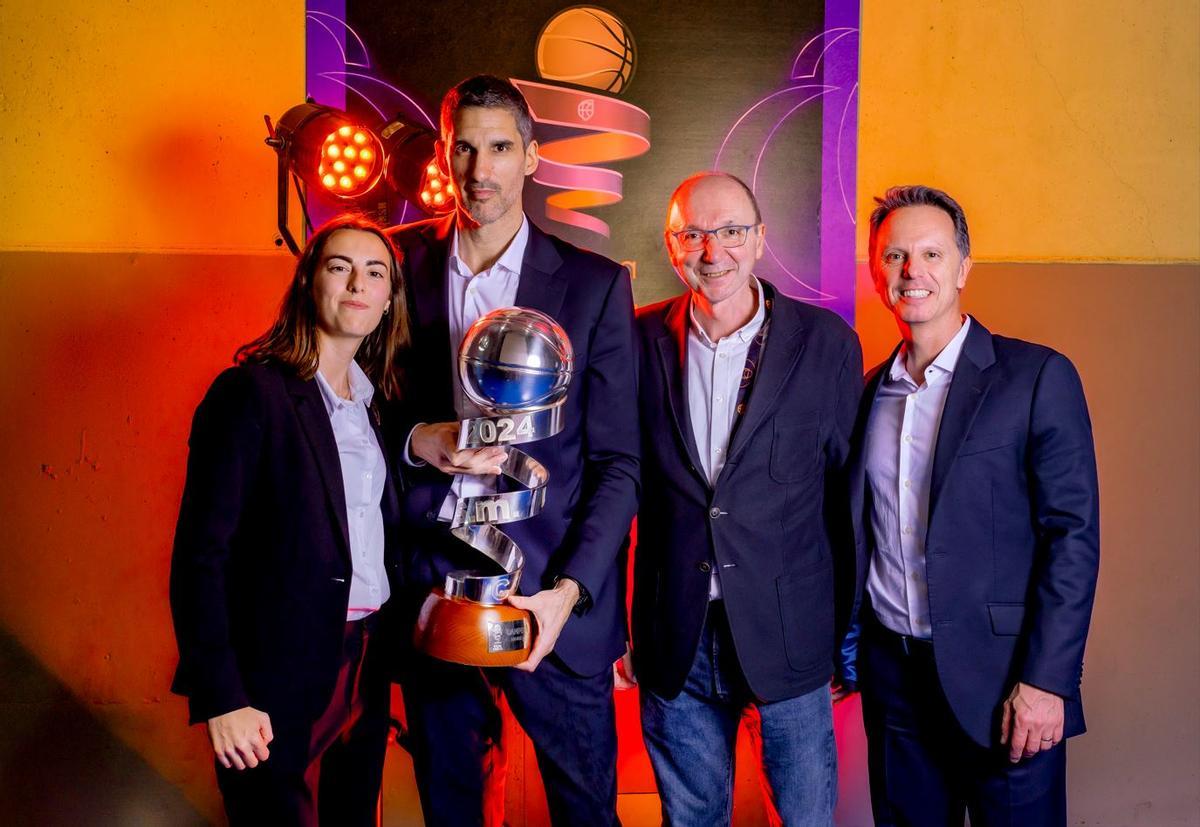 Rubén Burgos, con la Copa de la Reina junto a Esteban Albert, Marta Sorlí y Roberto Hernández