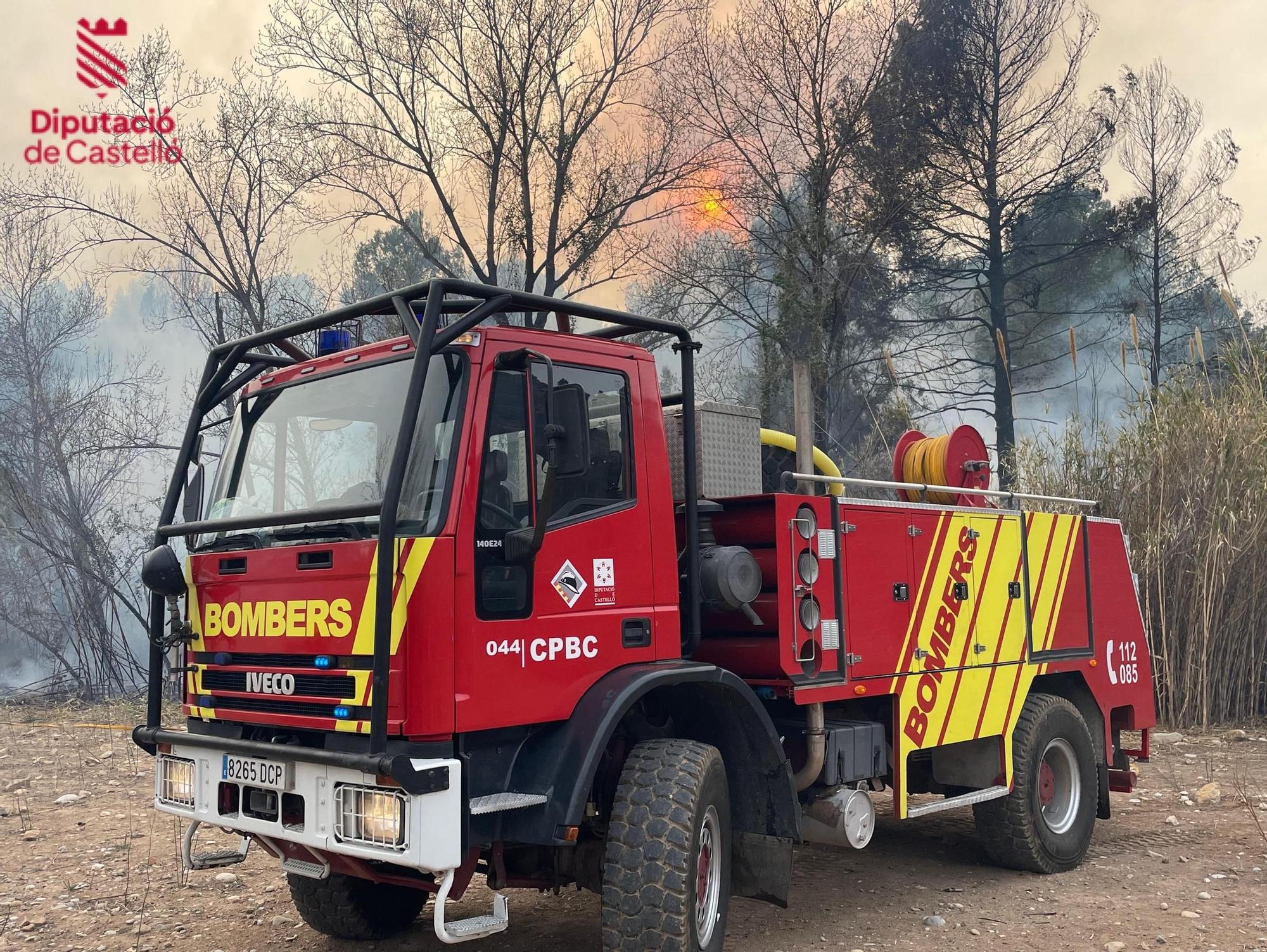 Las espectaculares imágenes de los bomberos en el incendio forestal de Fanzara