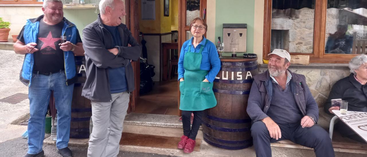 Carmen, en el centro, delante de Casa Luisa, con clientes