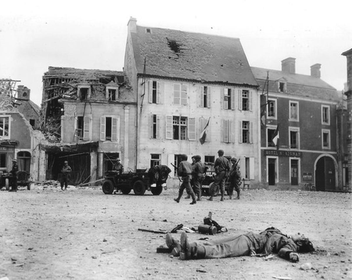 La plaça del mercat de Trévières, prop de la platja d’Omaha, el 1944. La plaça del mercat de Trévières, prop de la platja d’Omaha, el 1944.