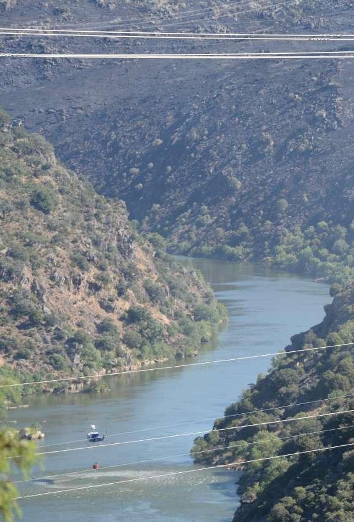 El incendio de Villalcampo calcina más de cien hectáreas del Parque de Arribes