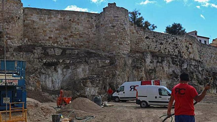 Aspecto que presenta la muralla en el entorno de Feria 11 tras el último derribo.