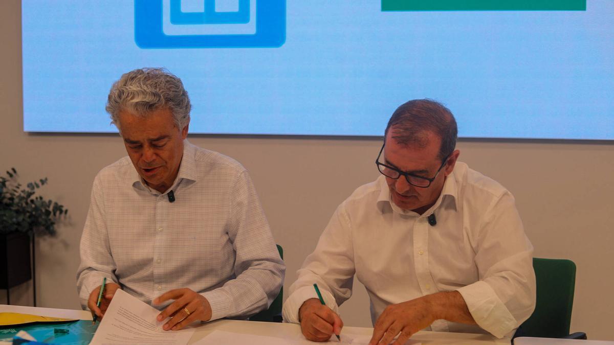 Hernández de Luz y Narciso Prieto firman el convenio de colaboración entre Caja Rural y CB Zamora.