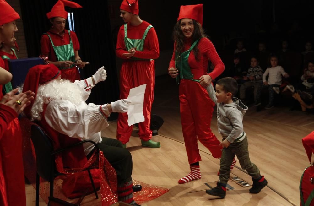 Actuación navideña de los alumnos del Instituto de La Corredoria para los niños de infantil