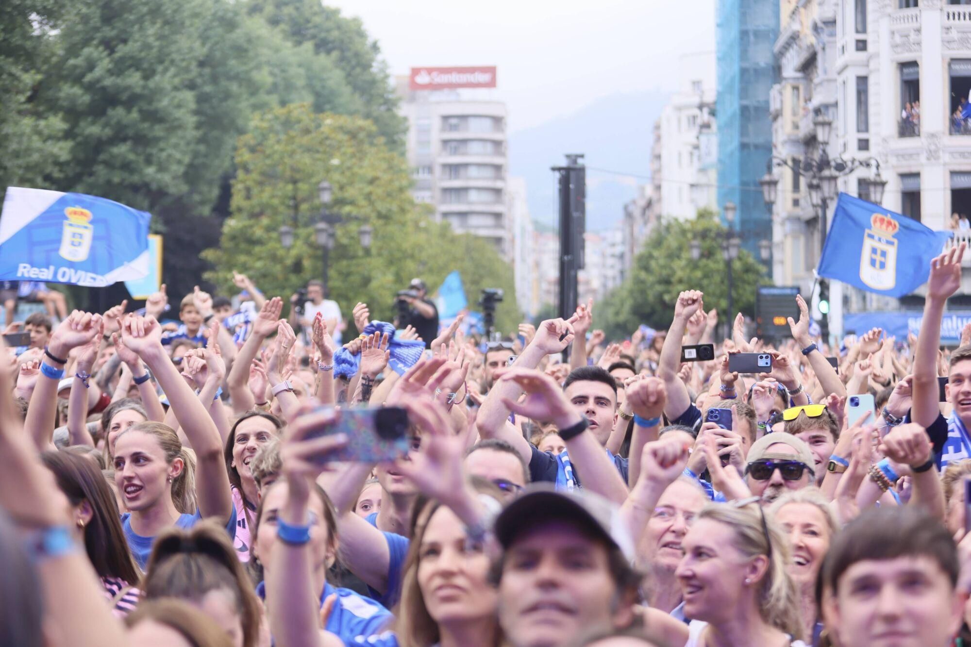 Locura azul en las calles de Oviedo para celebrar el ascenso del equipo a Primera División