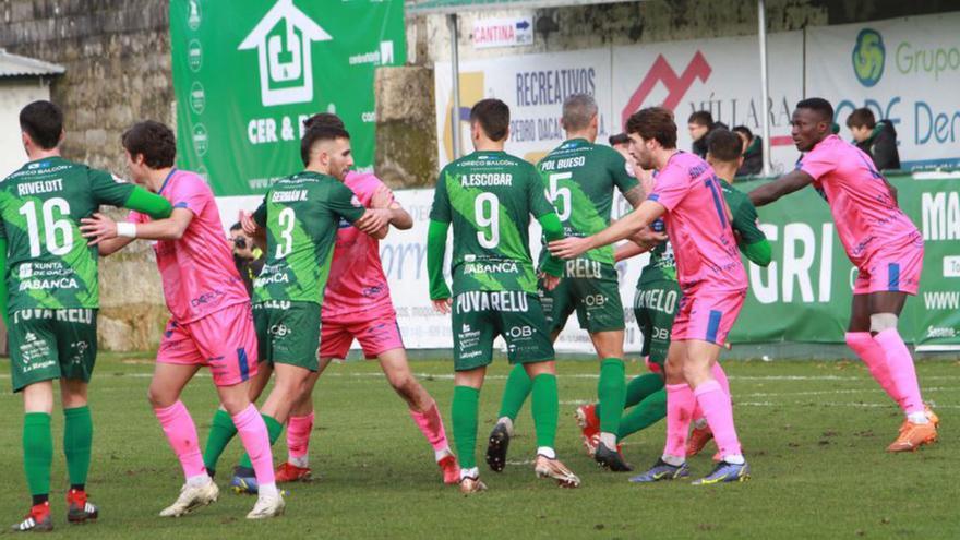 Carballiñeses y pontinos, durante el derbi termal. |  // I. OSORIO