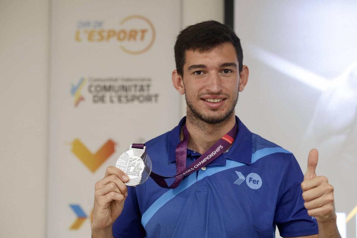 Quique Lllopis, con su medalla se subcampeón de Europa de 110 m vallas