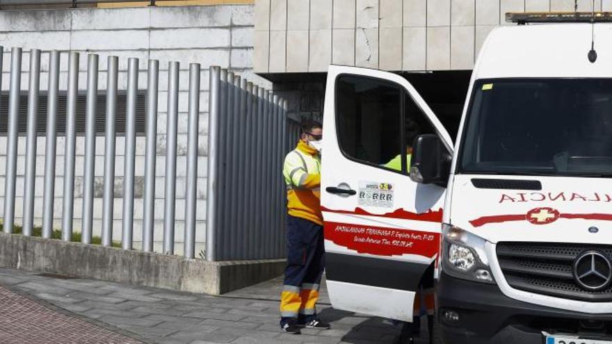 Una ambulancia en un hospital en Asturias