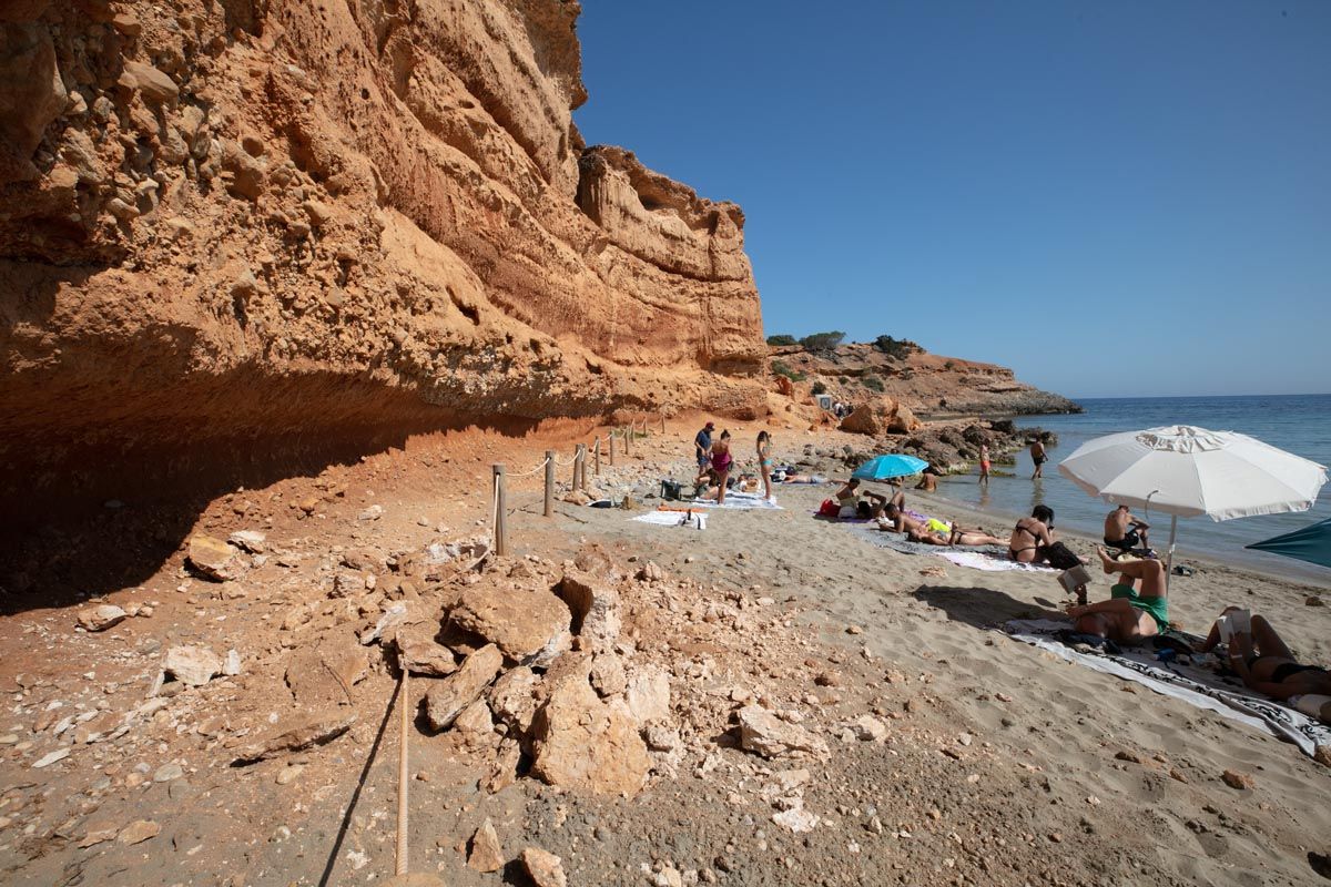 Desprendimiento de rocas en una playa de Ibiza